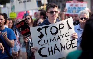 آیا تغییرات آب و هوایی به موضوعی سیاسی تبدیل شده است؟