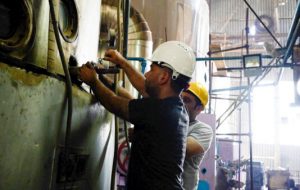 همه چیز برای تولید مطلوب شکر مهیاست/ بازسازی کارخانه شکر ۷۰ درصد پیشرفت داشته است